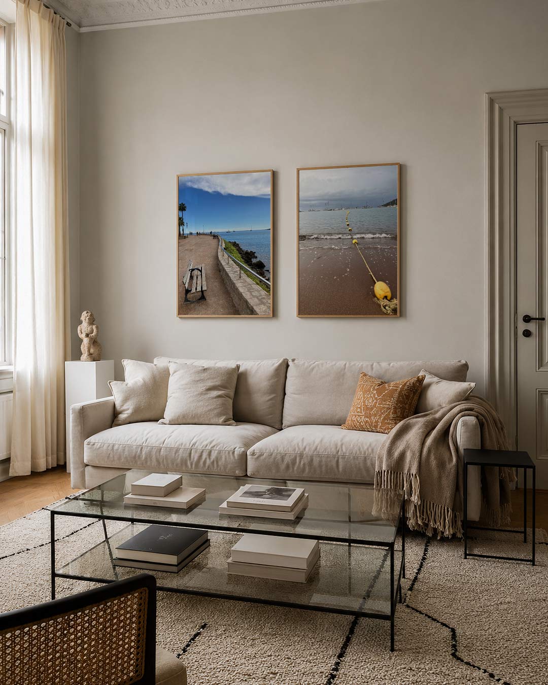 Kustlijn en horizon tweedelige posterset – een kronkelend pad langs de kust met een helderblauwe lucht en zee. Palmbomen en