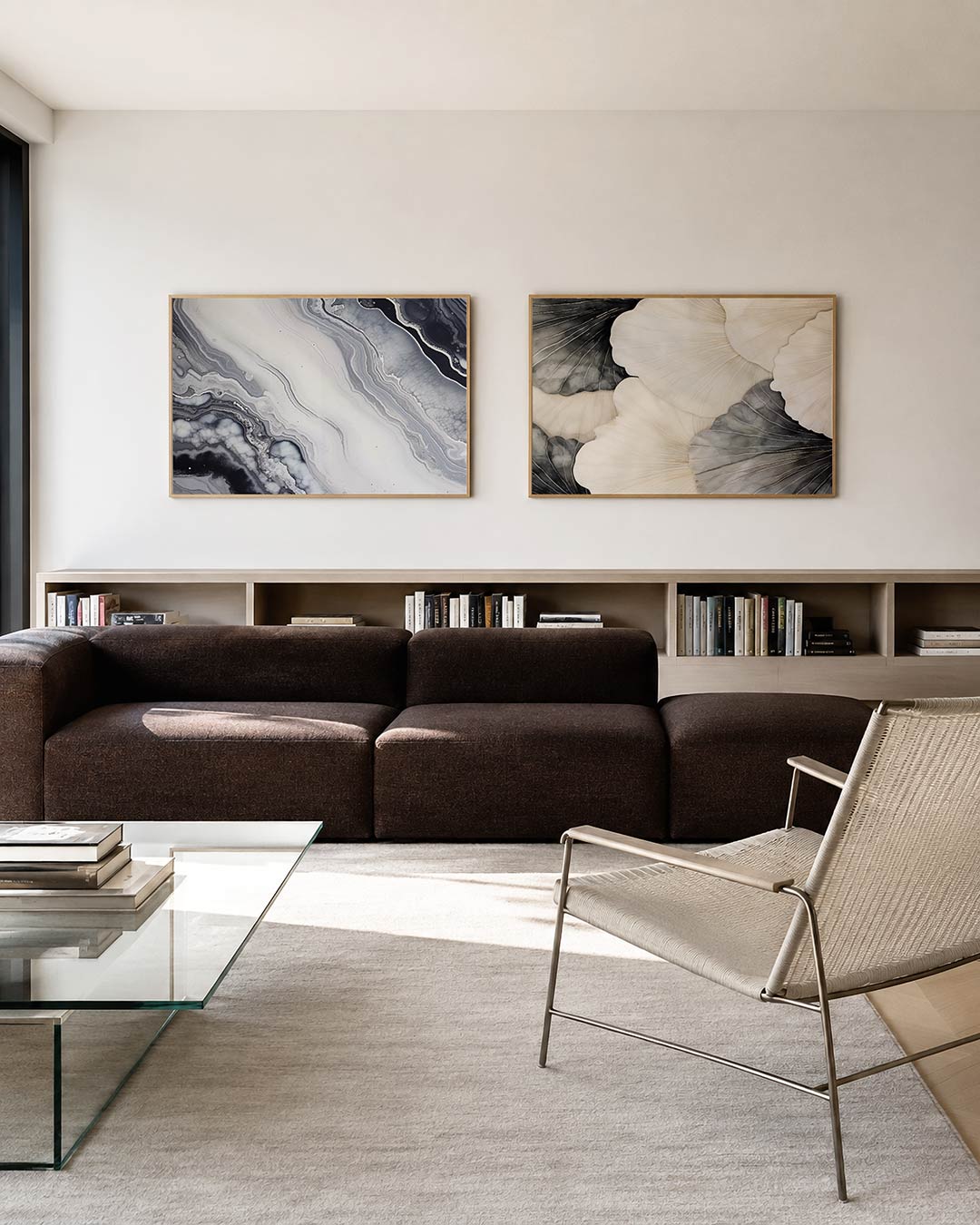 Twee liggende posters met een vloeiende beweging van grijze en witte lijnen, aan de muur in een interieur