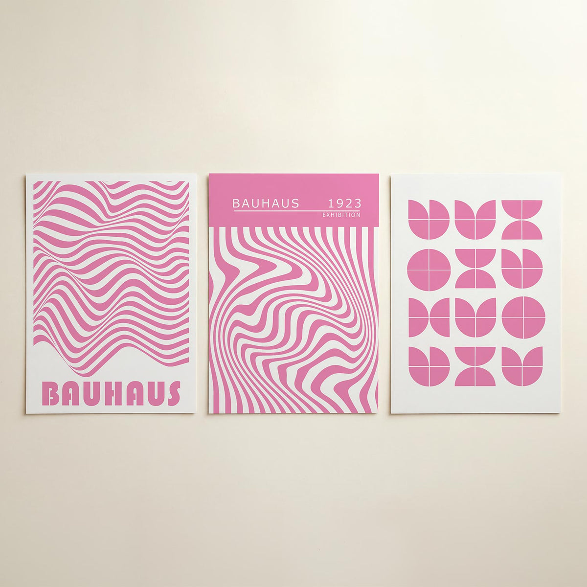 Golvend lijnenspel posterset – detailweergave – deze posterset in drie delen toont vloeiende roze lijnen die ritmisch over