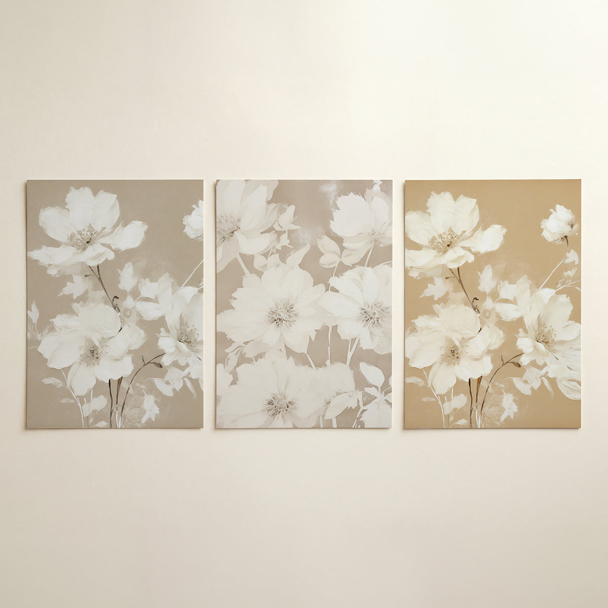 Bloemrijke zachttekening – driedelige posterset in interieur