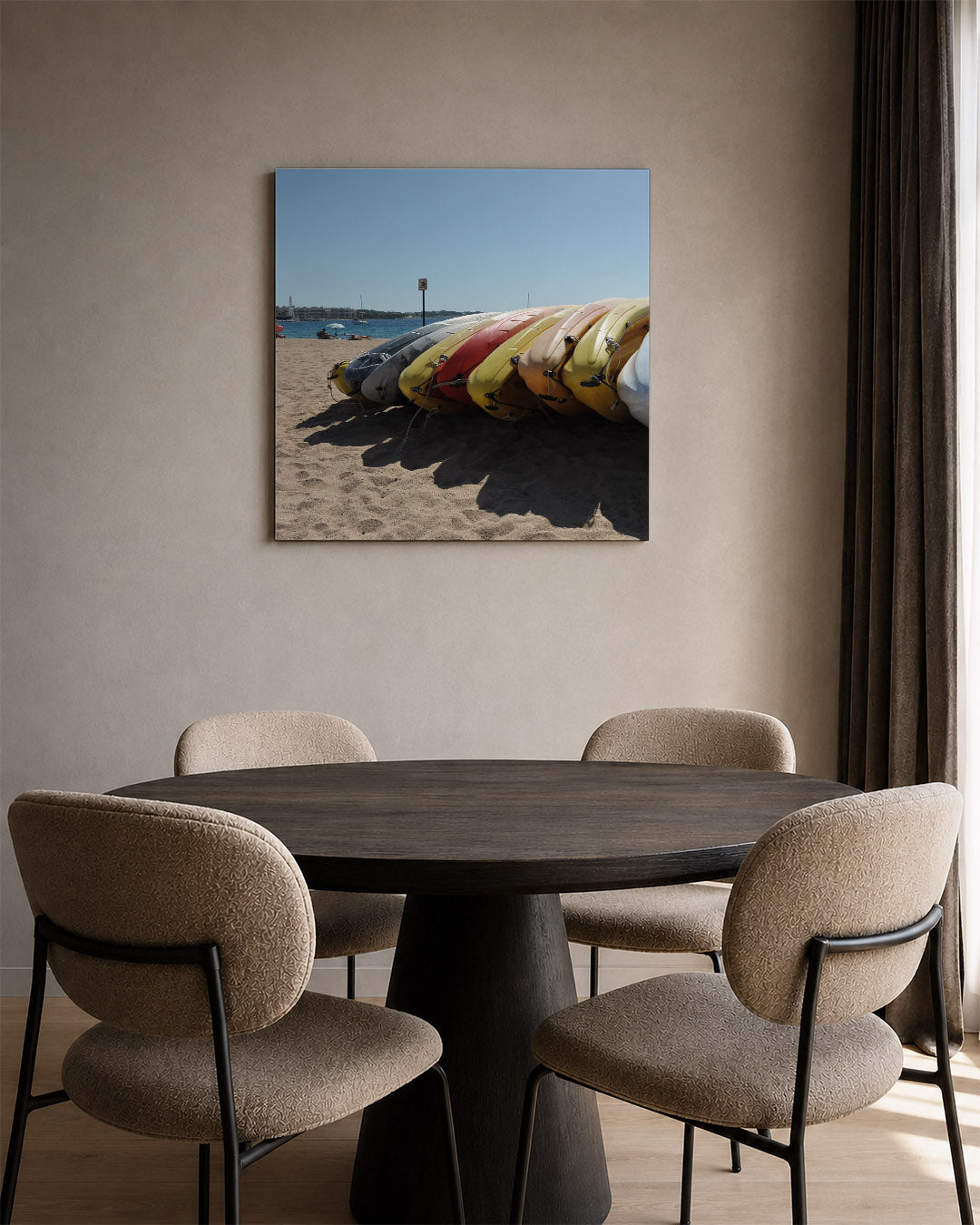 Kleurrijke kajaks strand kunstwerk – tweede productweergave – deze kunstwerk toont een rij kleurrijke kajaks op een