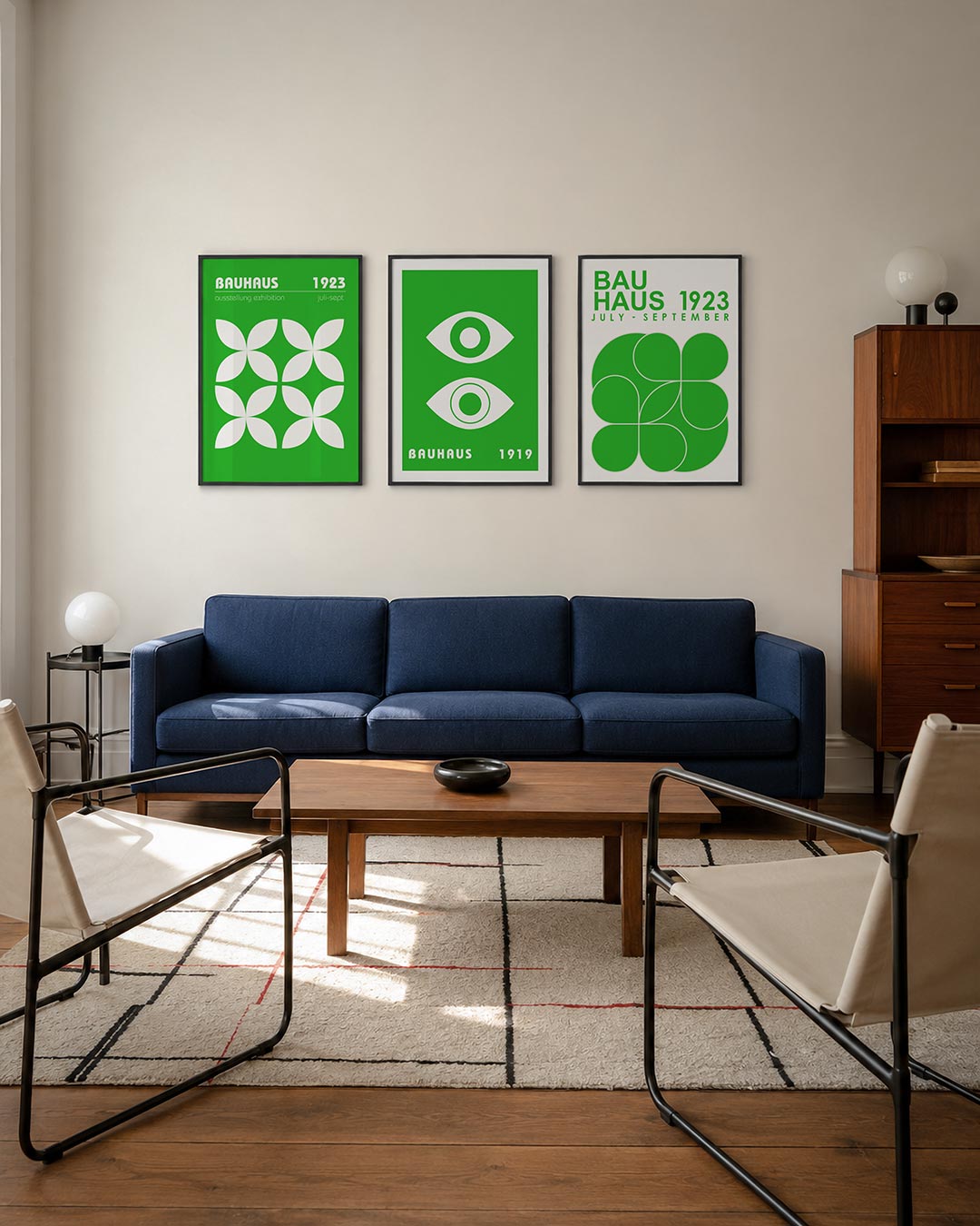 Vorm en kleur posterset – derde productweergave – heldere groene achtergrond met witte bloemachtige vormen in een ritmisch