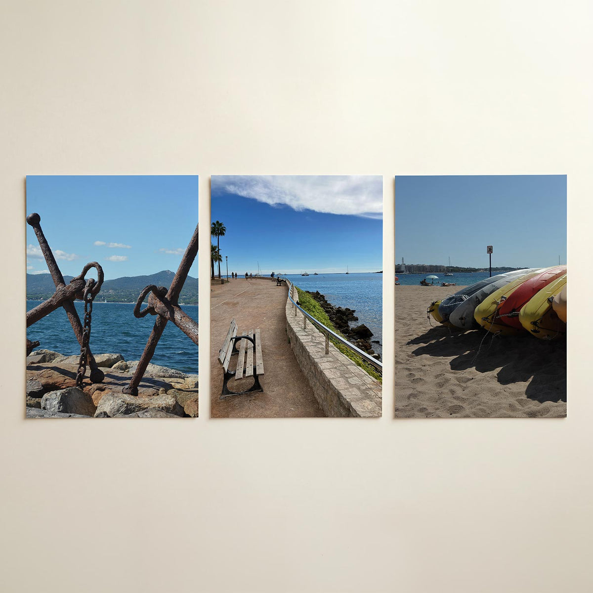 Anker en zee posterset – detailweergave – twee verweerde ankers rusten op rotsen aan de kust. De blauwe zee en lucht vormen