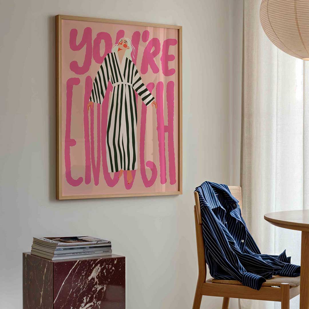 Gestreepte jurk en roze tekst – kleurrijke illustratie poster in staand formaat