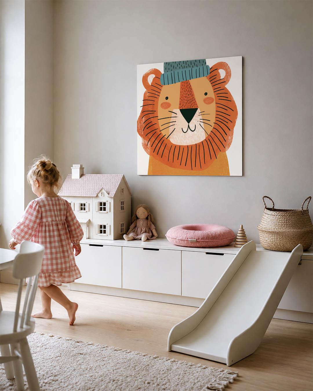 Vrolijke leeuw illustratie kunstwerk – tweede productweergave – dit toont een speelse leeuw met een warme oranje vacht en een