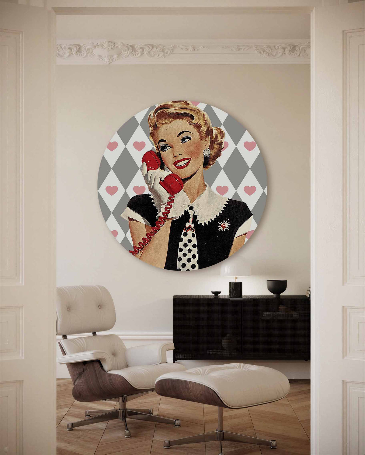 Vrouw met telefoon – kleurrijke Pop Art muurcirkel voor aan de muur
