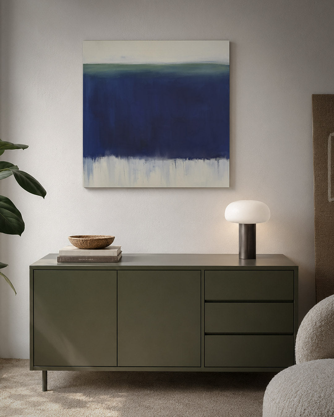 Horizontale kleurenlaag kunstwerk – detailweergave – dit werk toont een brede blauwe strook die de compositie domineert, met