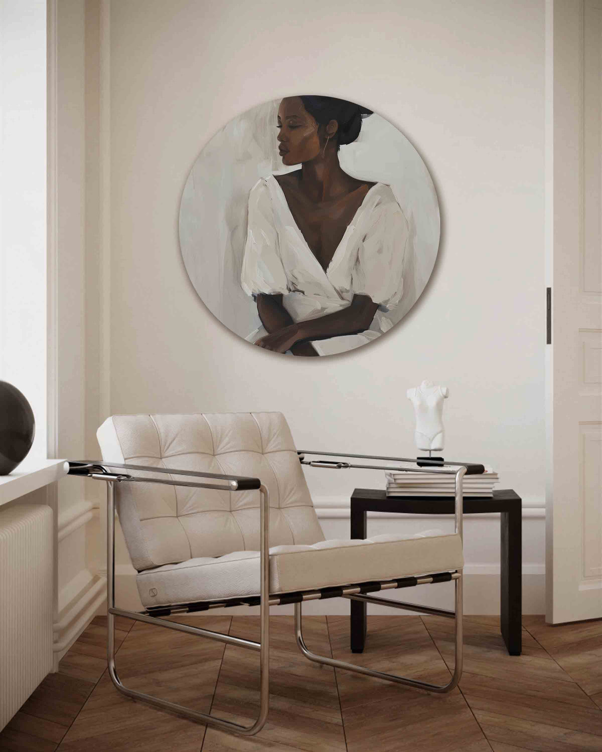 Vrouw in witte jurk – kleurrijke muurcirkel als ronde wanddecoratie