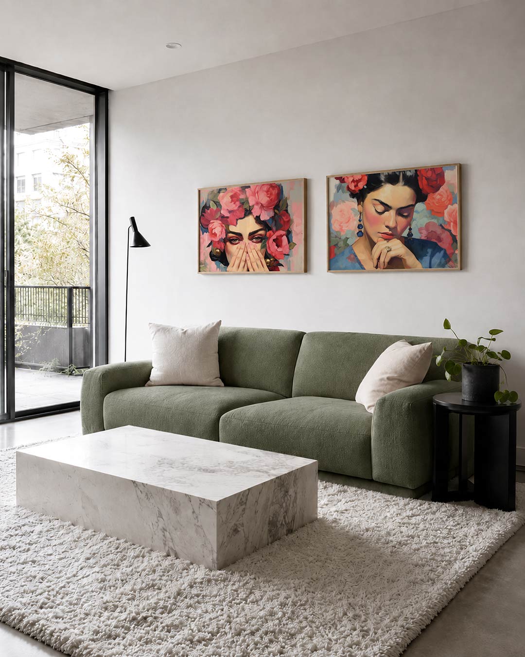 Twee liggende posters met een gezicht omringd door levendige roze bloemen, aan de muur in een interieur
