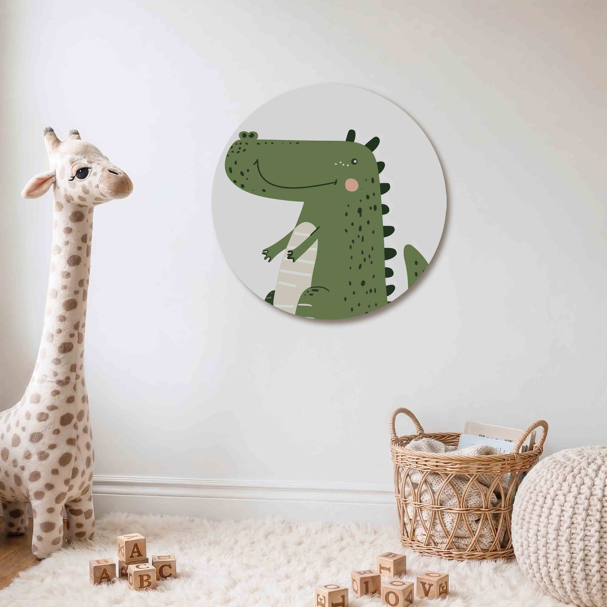 Groene krokodil Muurcirkel – Een groene krokodil met zwarte stippen en een lichte buik tegen een witte achtergrond.