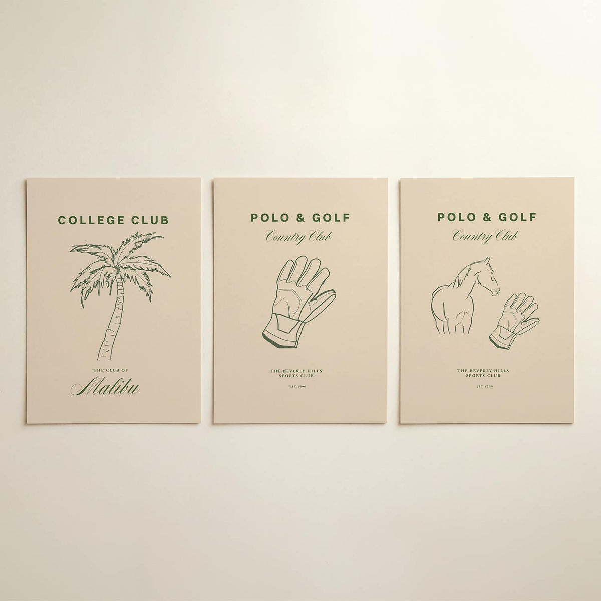 Palm en tekst – driedelige posterset in interieur