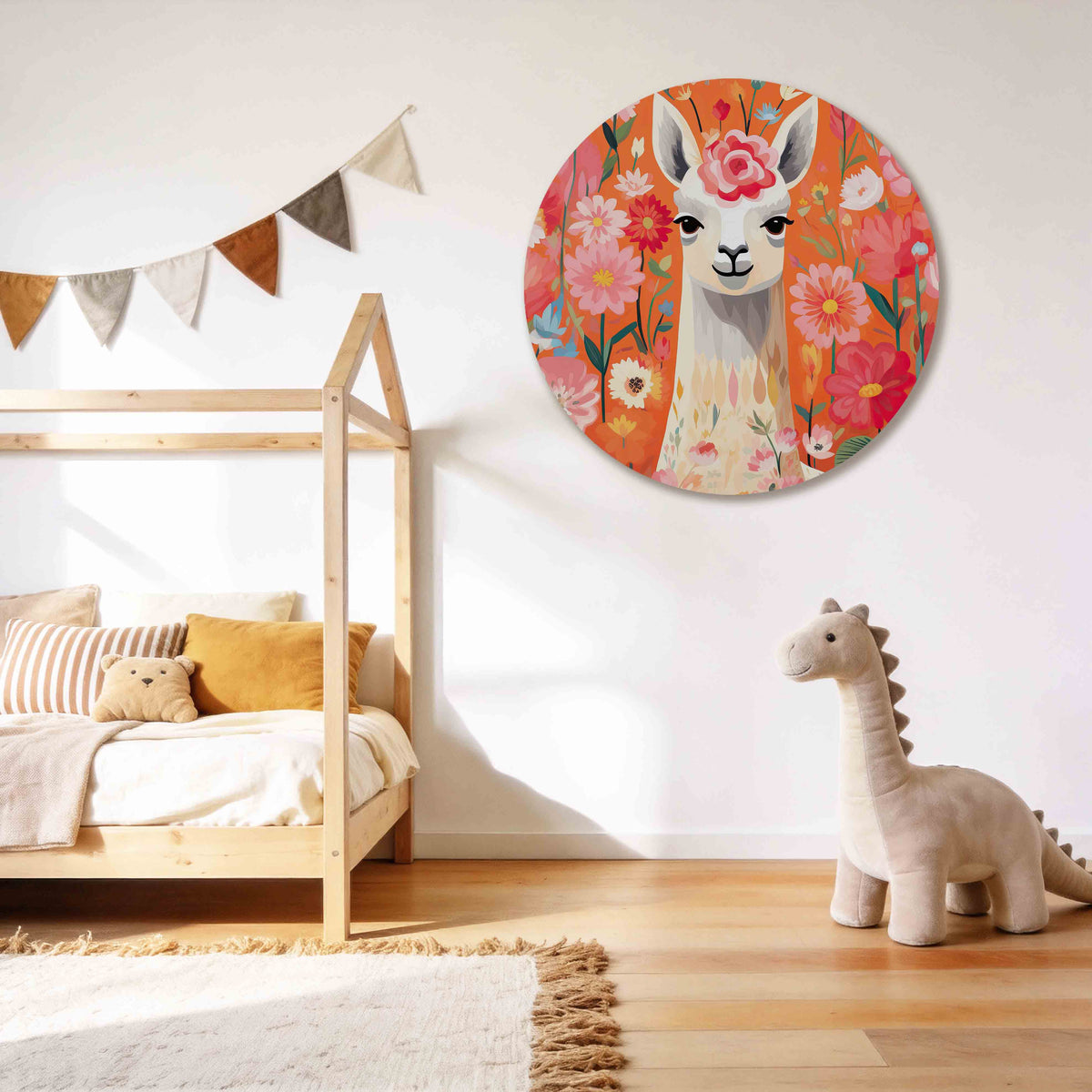 Lama en bloemen Muurcirkel – tweede productweergave – Een lama omringd door kleurrijke bloemen in tinten van roze, rood en