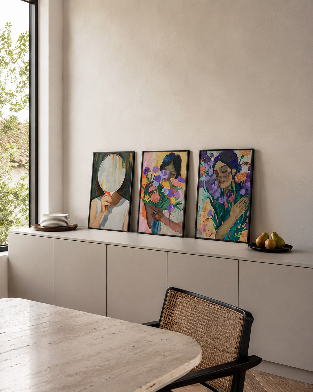 Spiegel en kleur posterset – detailweergave – een hand houdt een spiegel vast, reflecterend in zachte