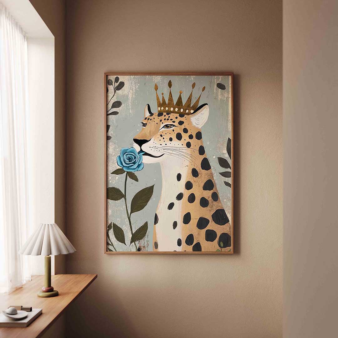 Luipaard met kroon en blauwe roos – staande dieren wanddecoratie van WallArtistic