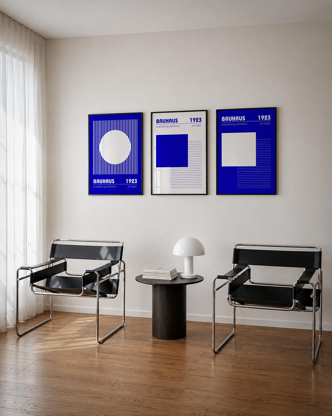 Lijnen en cirkel driedelige posterset – een witte cirkel omringd door verticale blauwe lijnen. De compositie speelt met
