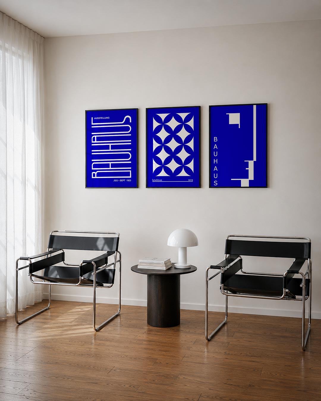 Lijnen en kleurvlakken driedelige posterset – heldere blauwe achtergrond met witte, vloeiende lijnen die een ritmisch patroon