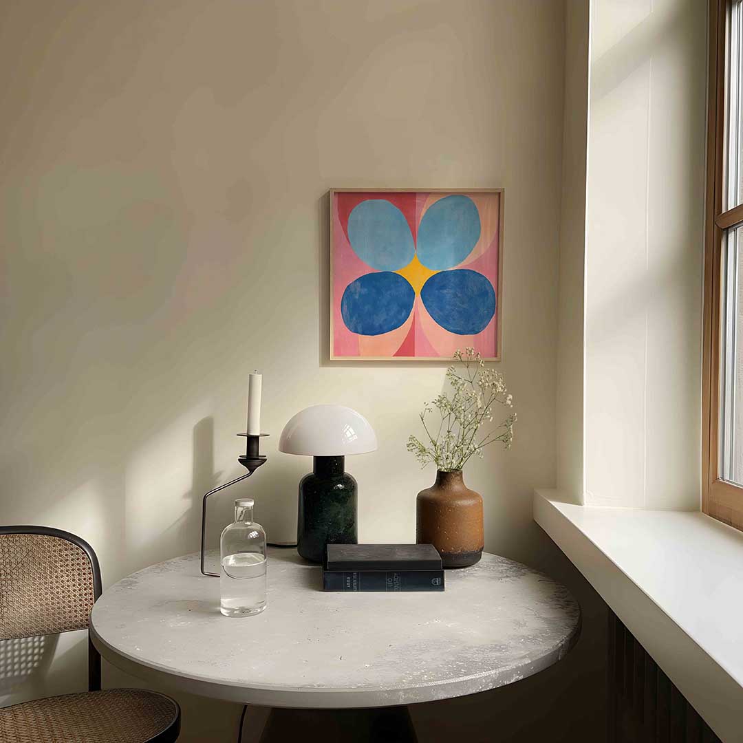 Bloemvormen met blauwe accenten – moderne wandkunst als vierkante poster