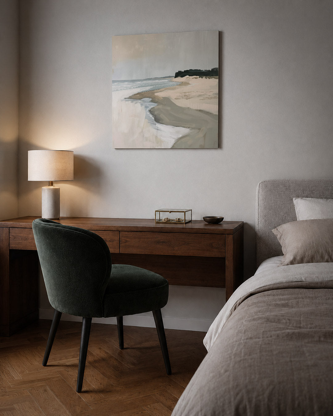 Rustige kustlijn kunstwerk – sfeerbeeld – dit werk toont een serene kustlijn met zachte overgangen tussen zand en zee. De