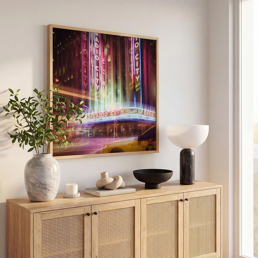 Neon stadssfeer poster – tweede productweergave – deze poster toont een levendige stadsscène met kleurrijke neonlichten en