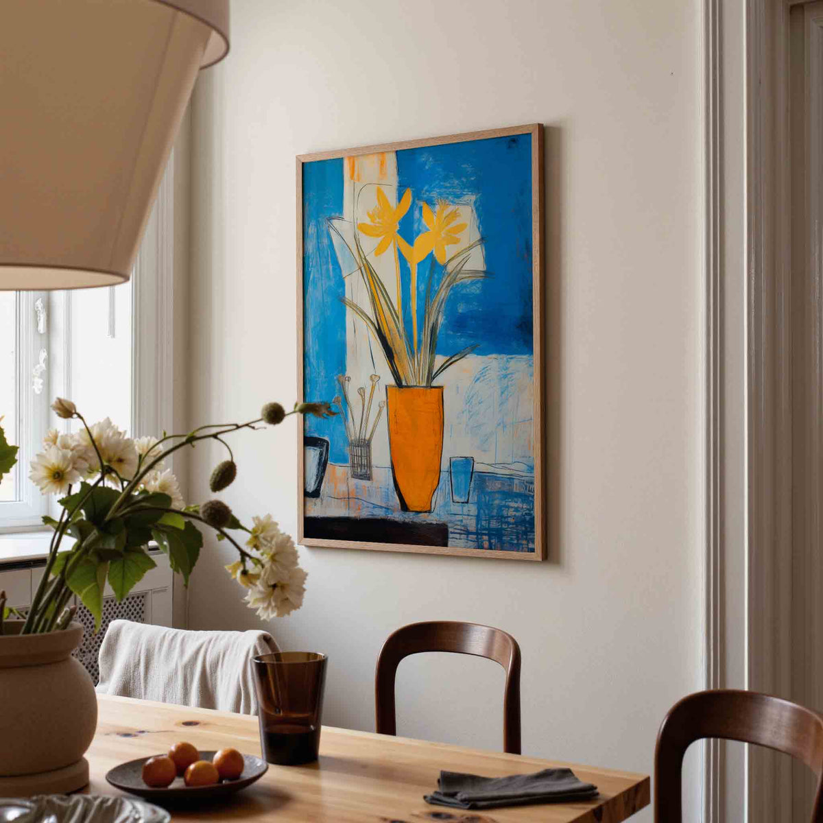 Gele bloemen in oranje vaas – kunst en design poster in portret formaat