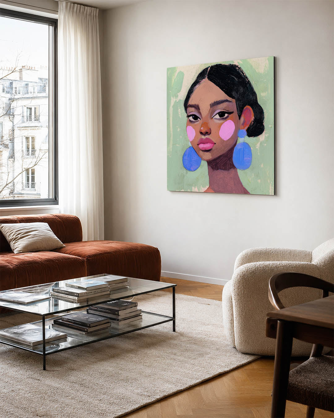 Portret kunstwerk – vierkante wanddecoratie – dit kunstwerk toont een vrouw met grote blauwe oorbellen en roze accenten op