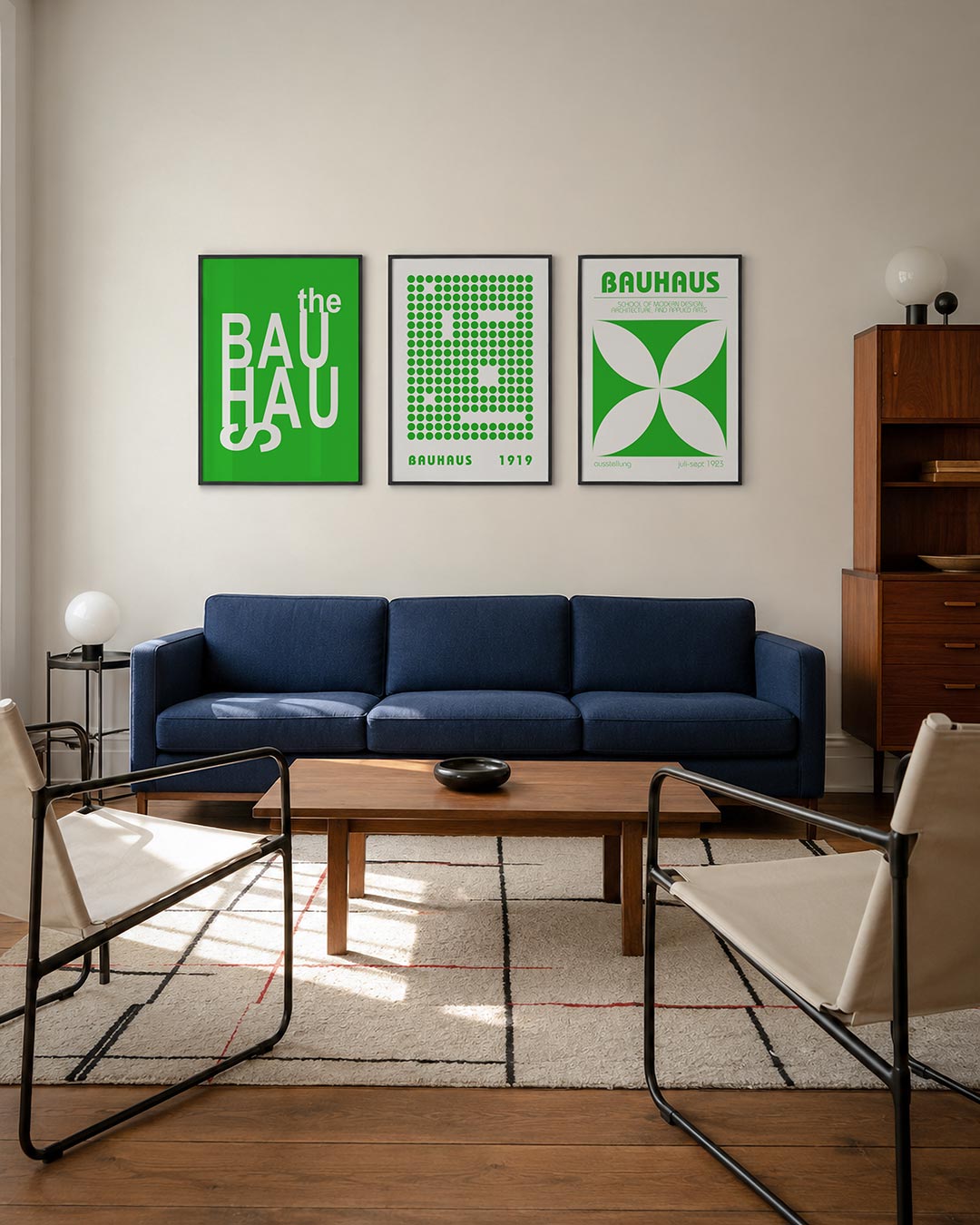 Typografisch spel posterset – derde productweergave – witte letters dansen speels op een felgroene achtergrond. De compositie