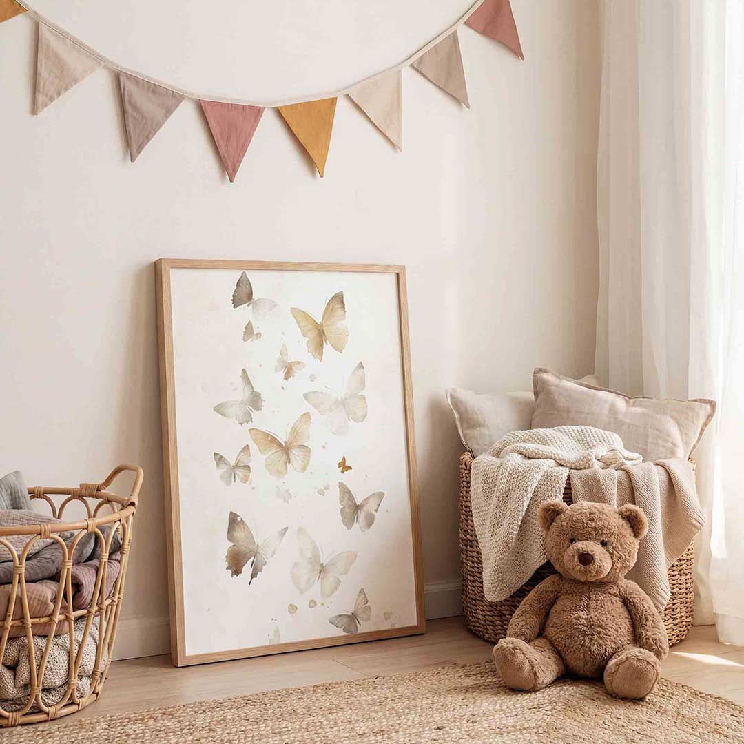 Vlinders in zachte tinten – speelse wandkunst als portret kinderposter
