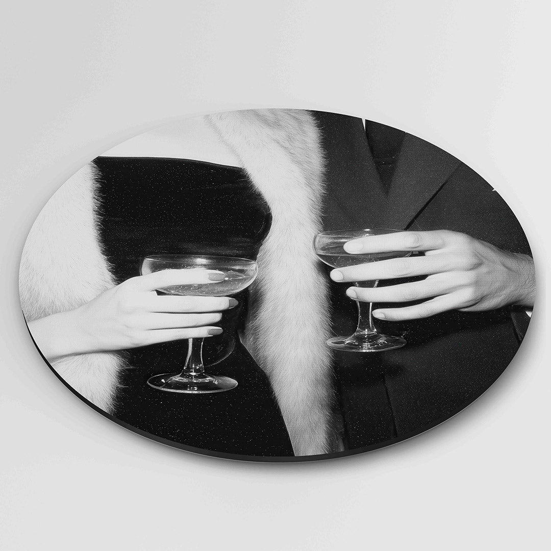 Champagneglazen en avondkleding – Pop Art wandkunst als moderne muurcirkel