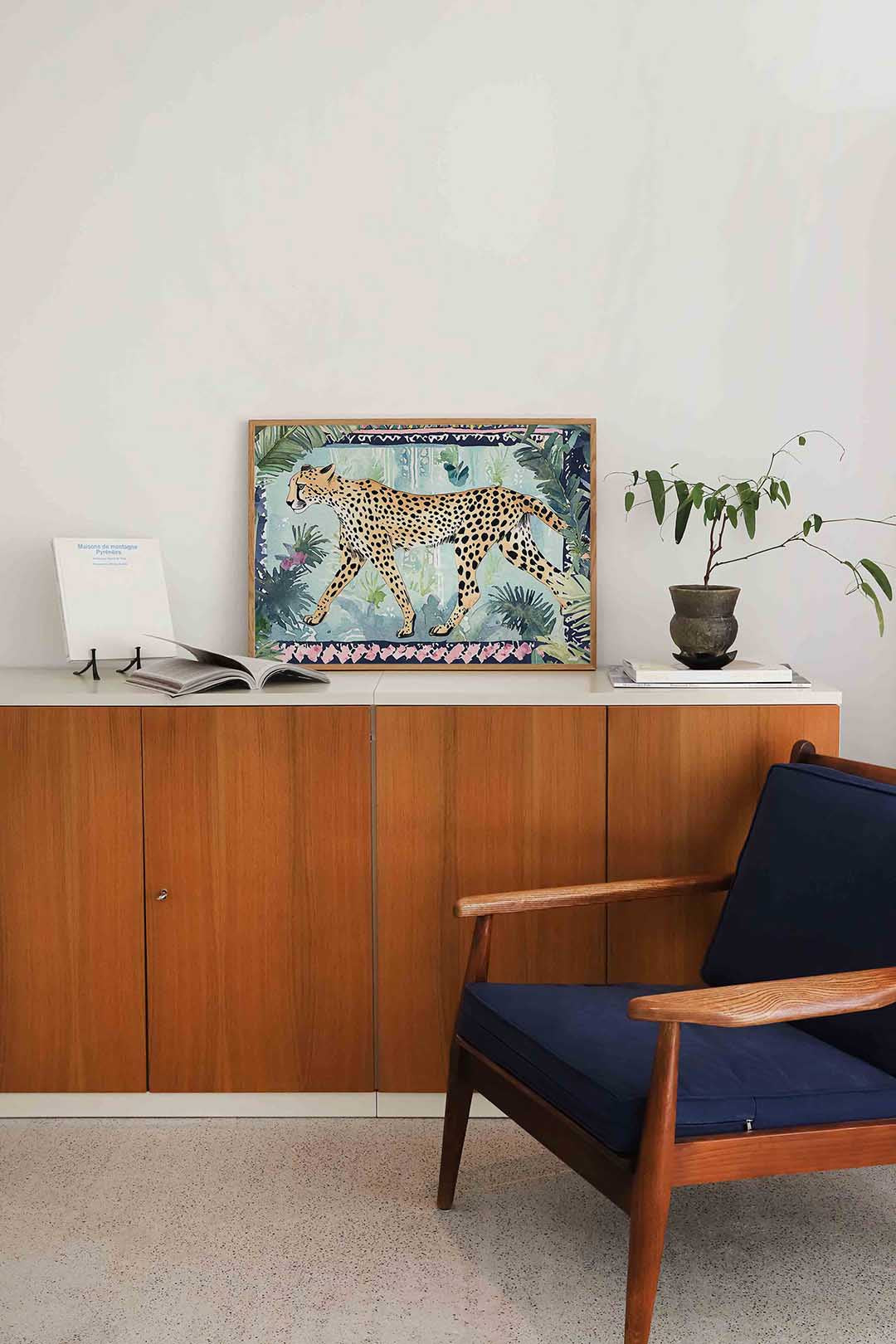 Luipaard in jungle – liggende dieren wanddecoratie van WallArtistic