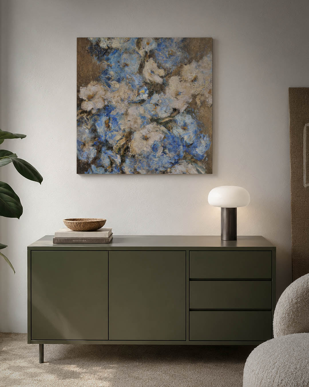 Bloemrijke compositie kunstwerk – detailweergave – dit kunstwerk toont een dynamische mix van blauwe en beige tinten, met