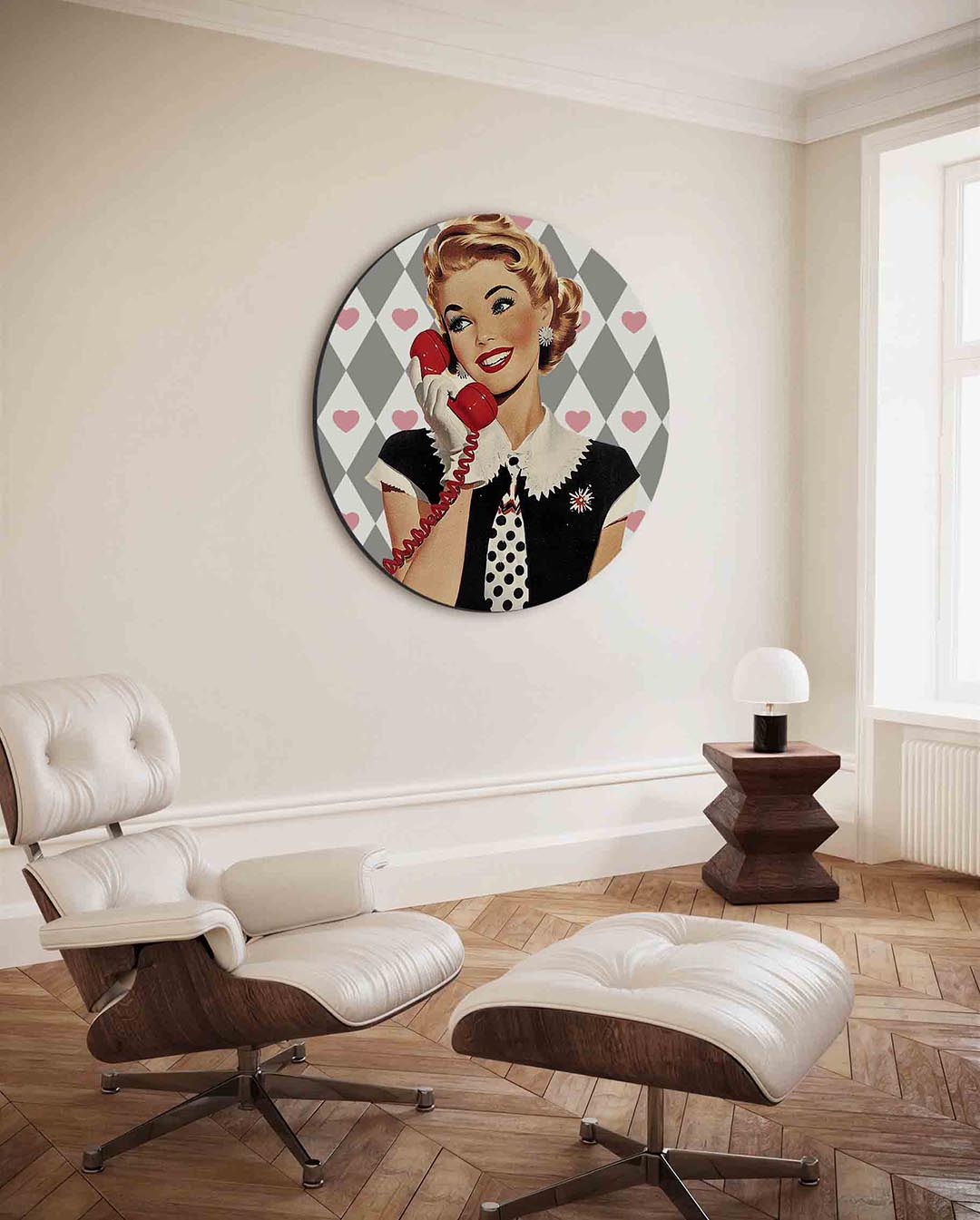 Vrouw met telefoon – ronde Pop Art wanddecoratie van WallArtistic