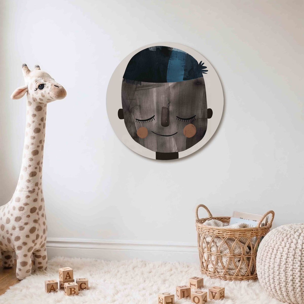 Lachend gezicht Muurcirkel – Een lachend gezicht met gesloten ogen in blauw, zwart en bruin tinten.