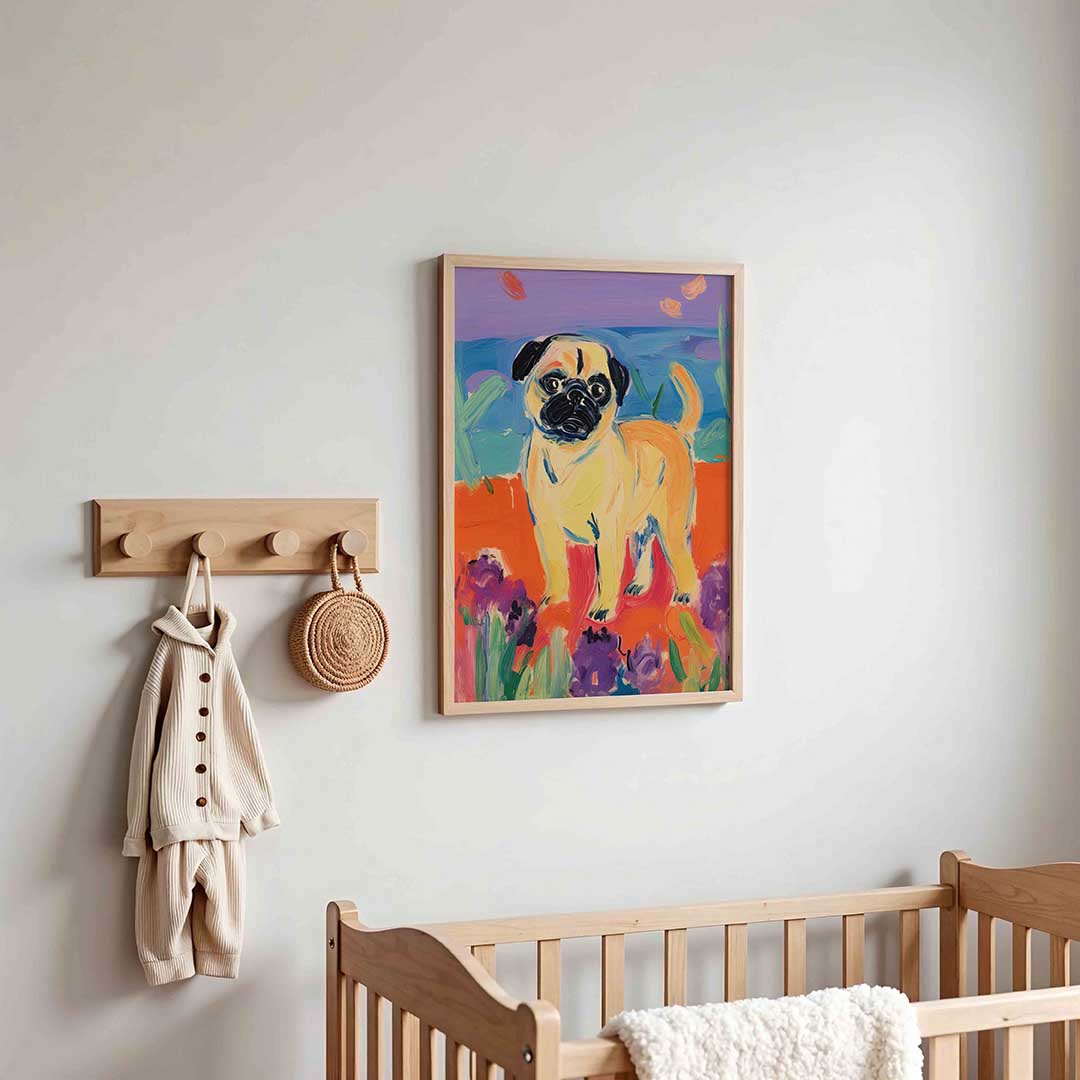 Mopshond in kleurrijk landschap – kinderposter in staand formaat