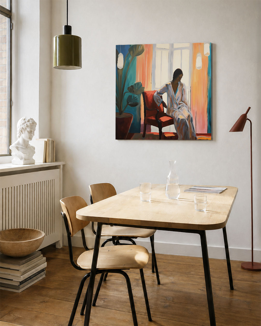 Vrouw in interieur kunstwerk – vierkante wanddecoratie – dit kunstwerk toont een vrouw zittend in een kleurrijk interieur met