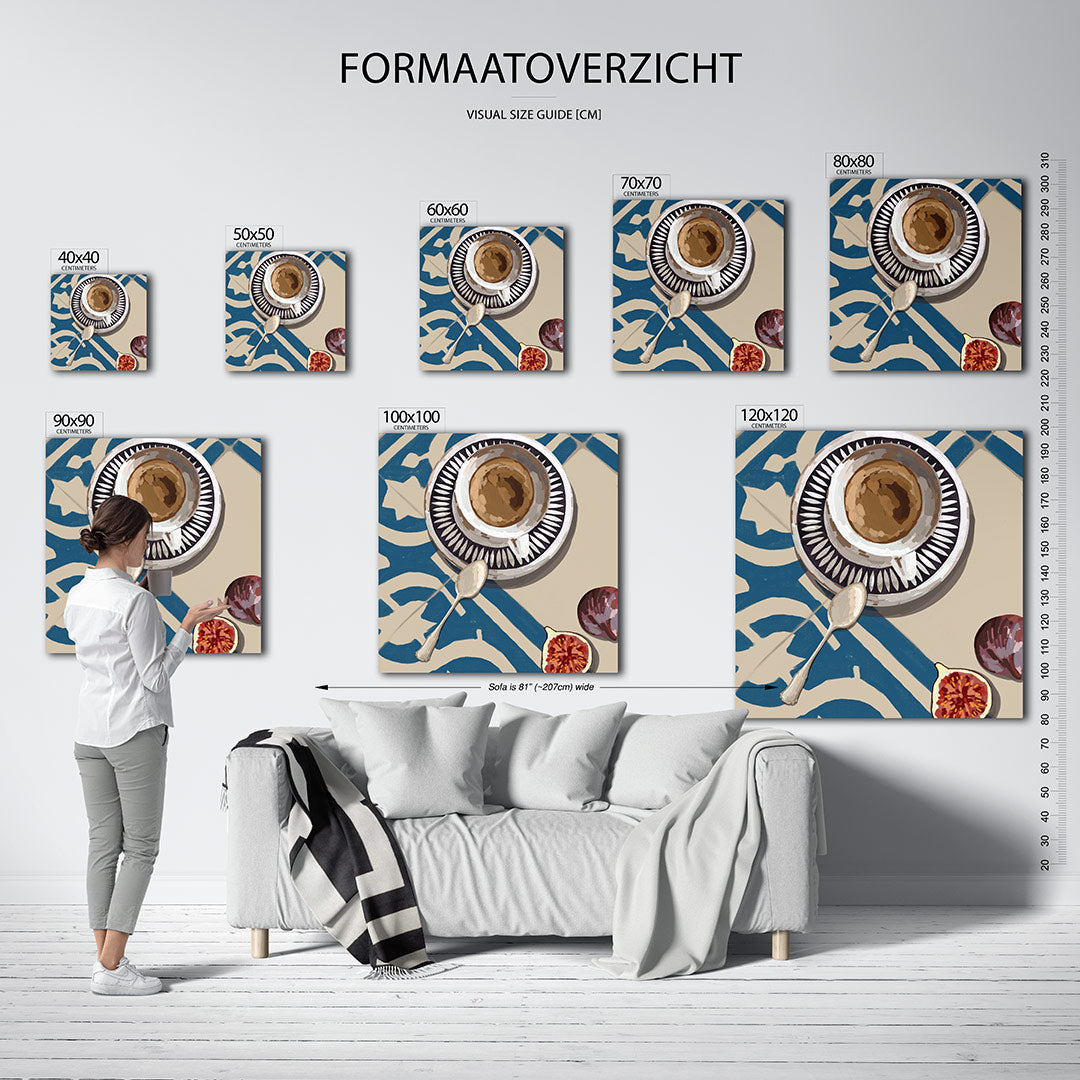 Koffie en vijg compositie kunstwerk – sfeerbeeld – dit werk toont een kop koffie op een decoratieve ondergrond met een lepel
