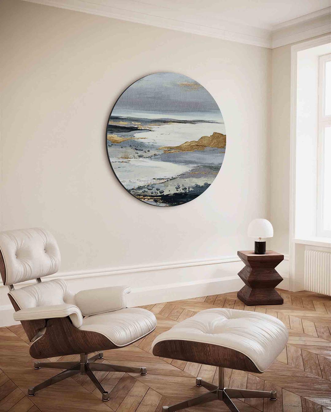 Landschap in grijs en goud – moderne ronde wanddecoratie met vrouwelijk portret