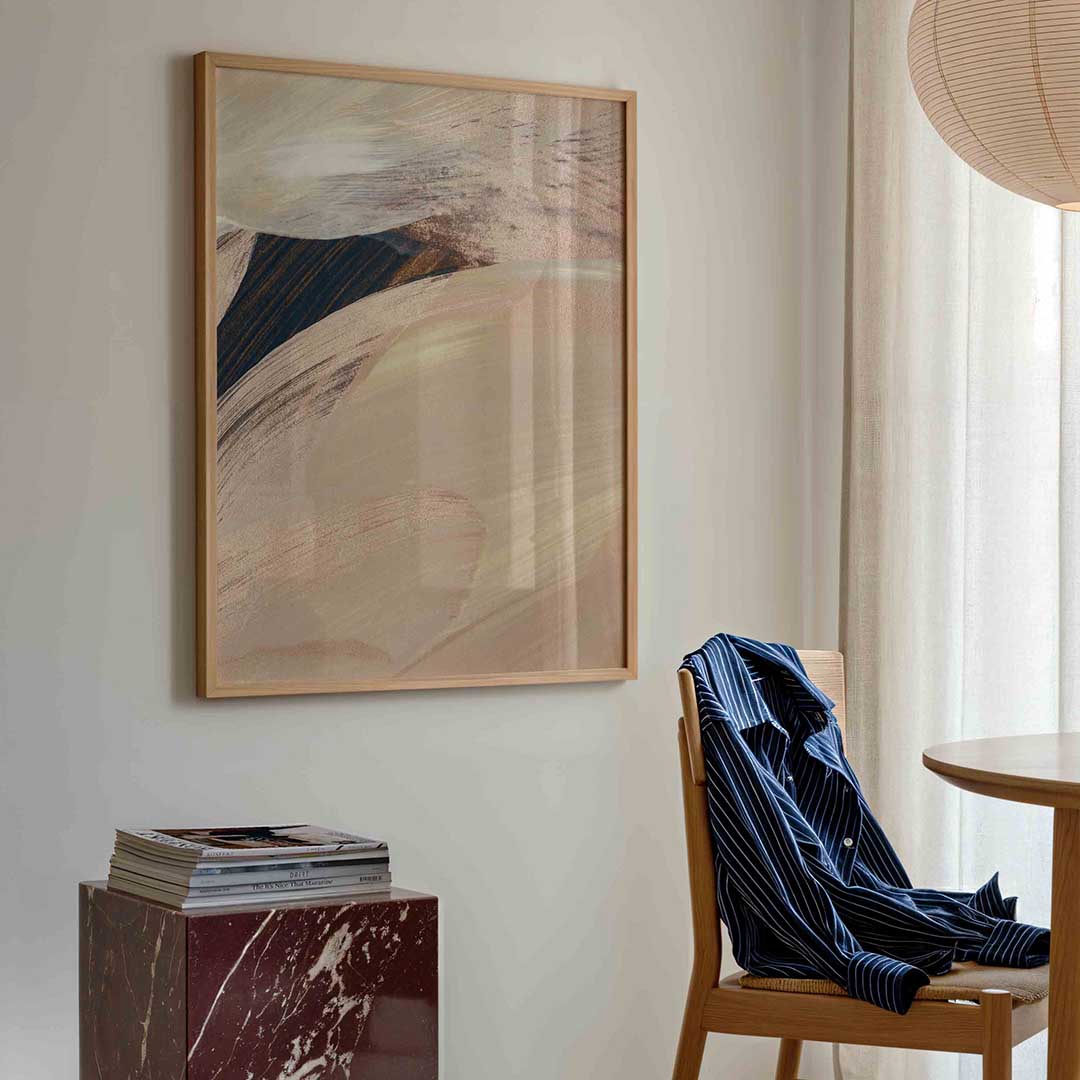 Abstracte beige penseelstreken – artistieke poster in staand formaat