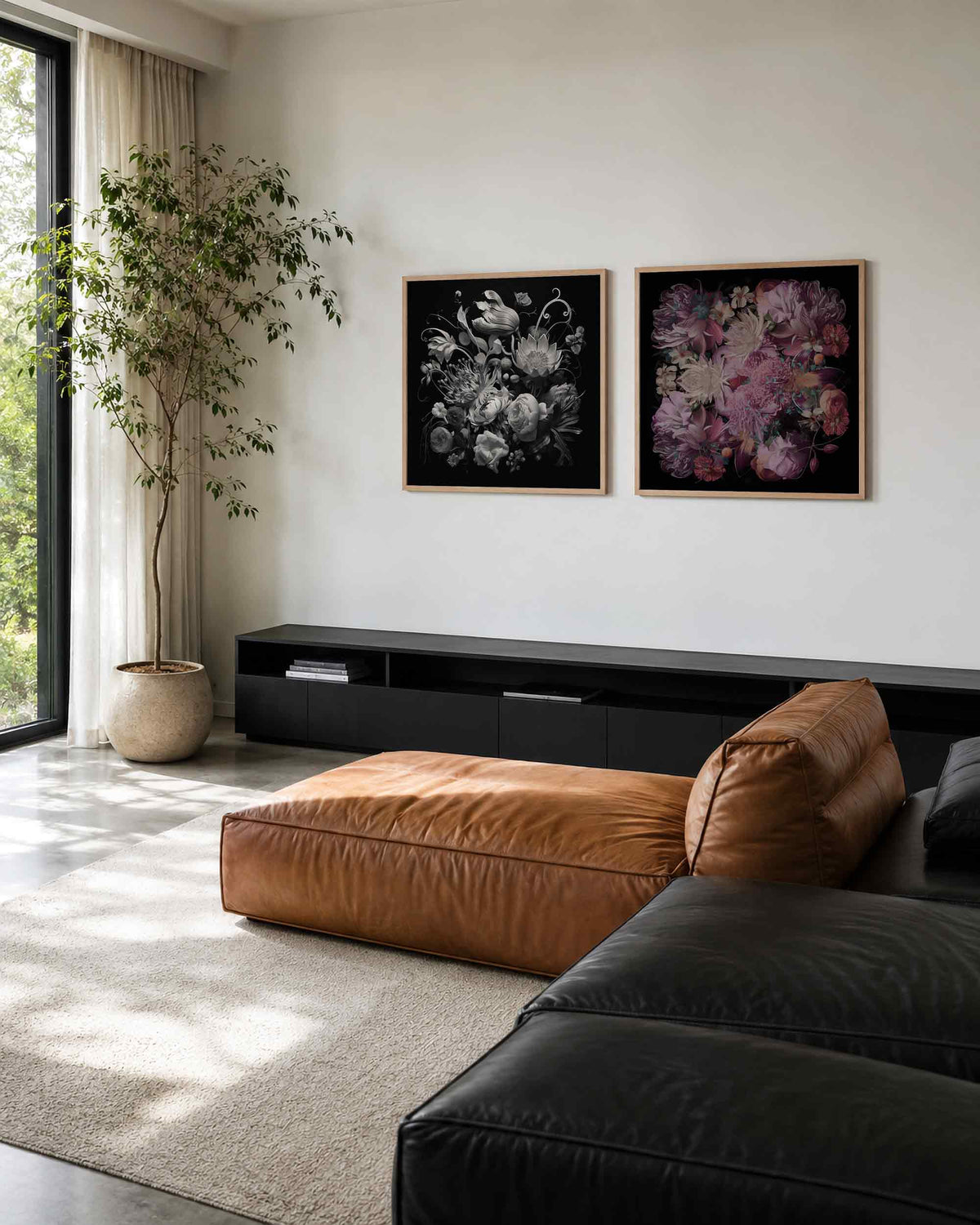 Interieurpresentatie van een tweedelige vierkante posterset met bloemen op zwarte achtergrond