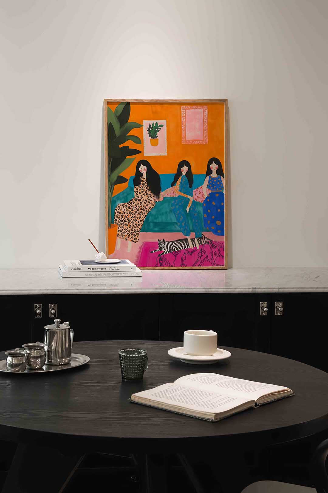 Drie vrouwen en plant – moderne poster in staand formaat