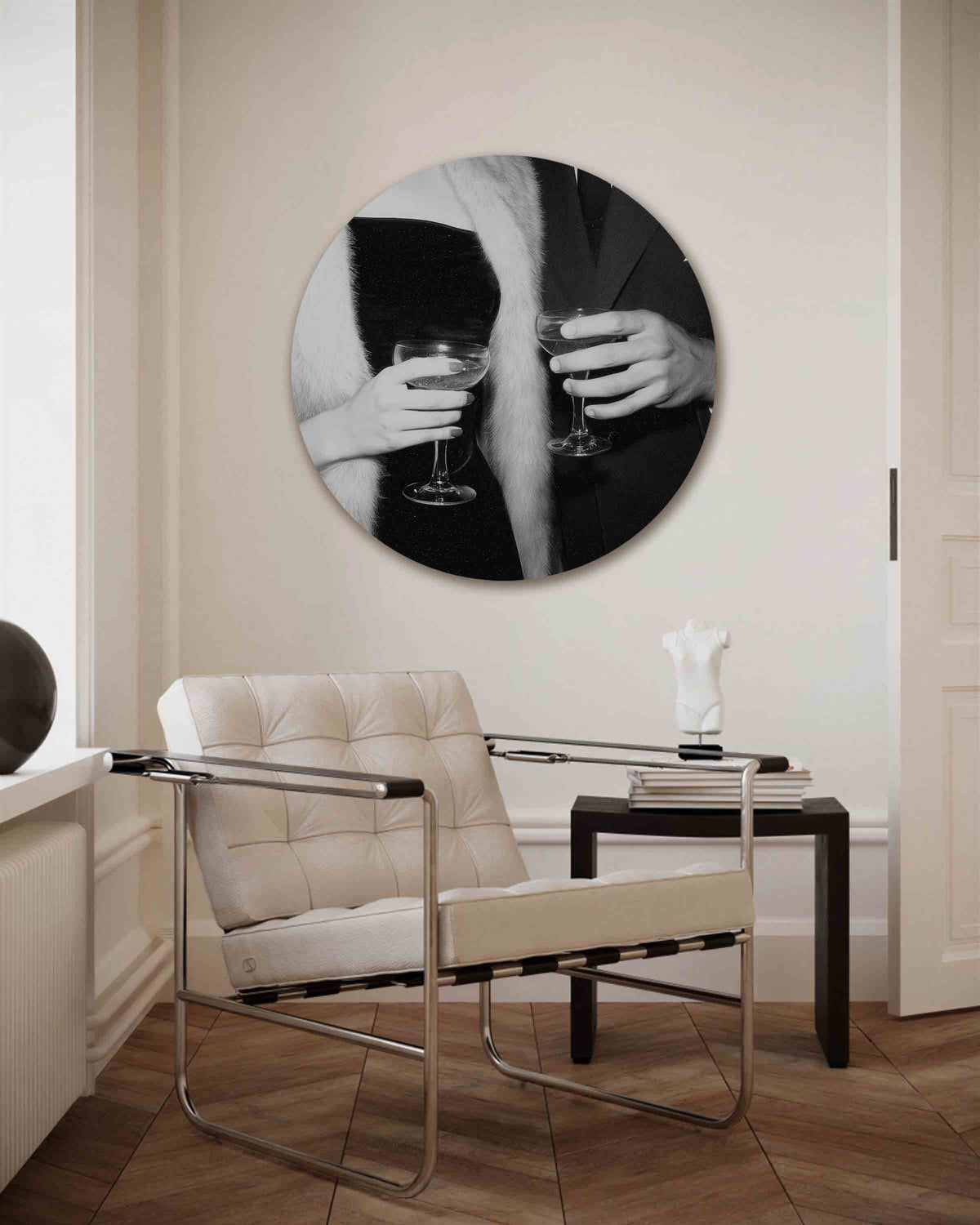 Champagneglazen en avondkleding – Pop Art muurcirkel als ronde wanddecoratie