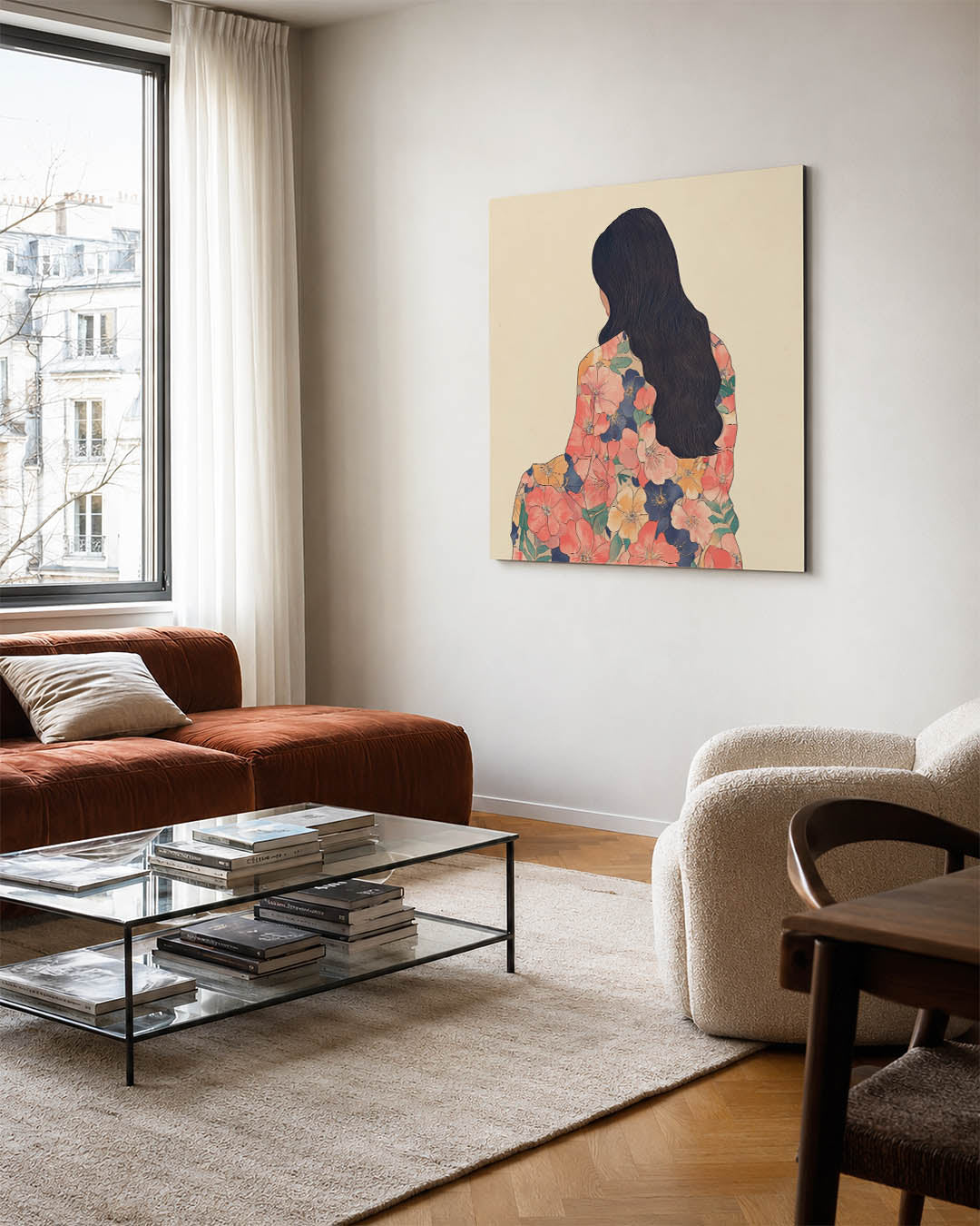 Bloemenmantel vrouw kunstwerk – vierkante wanddecoratie – een vrouw met lang, donker haar zit met haar rug naar de kijker