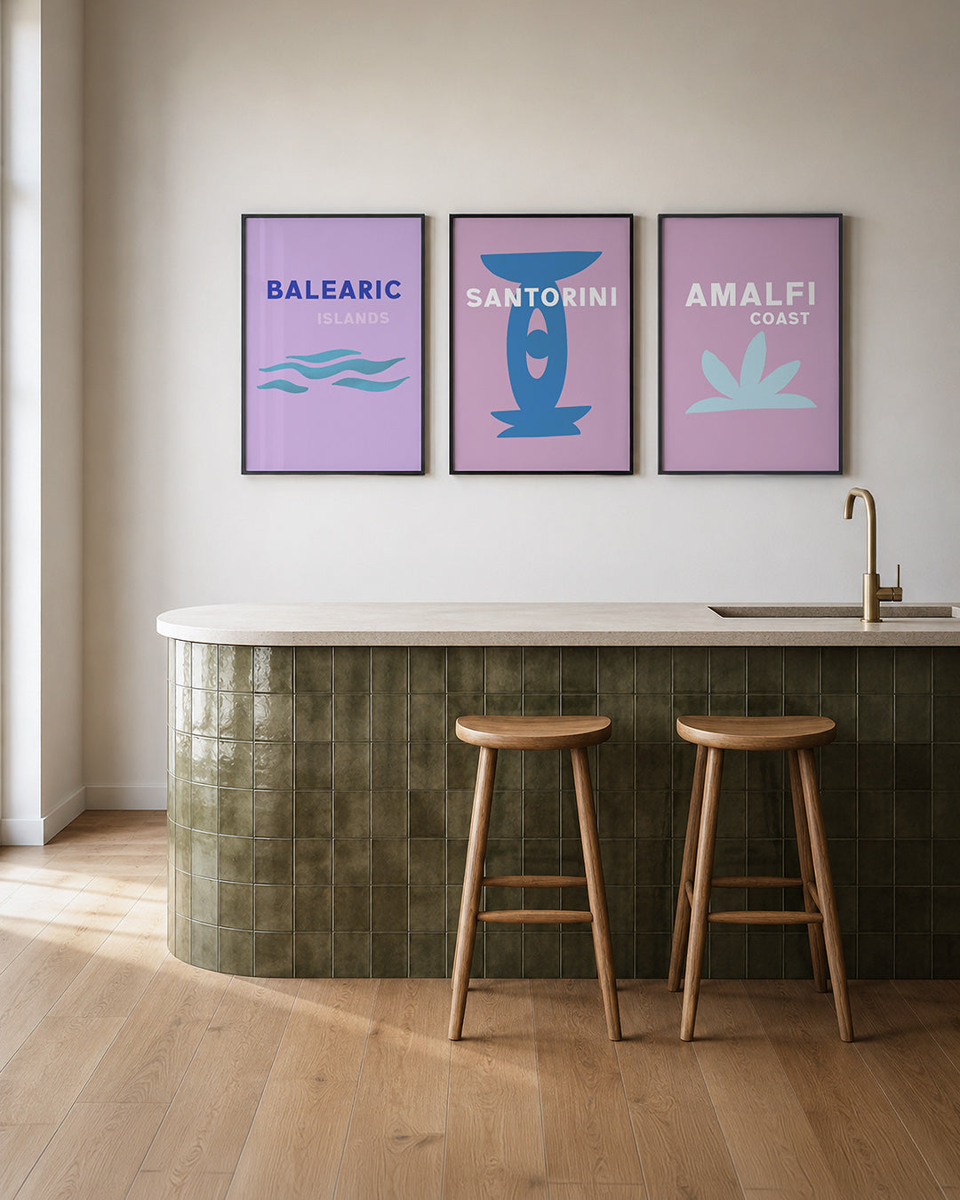 Golvend blauw posterset – tweede productweergave – een zachte paarse achtergrond met golvende blauwe vormen en