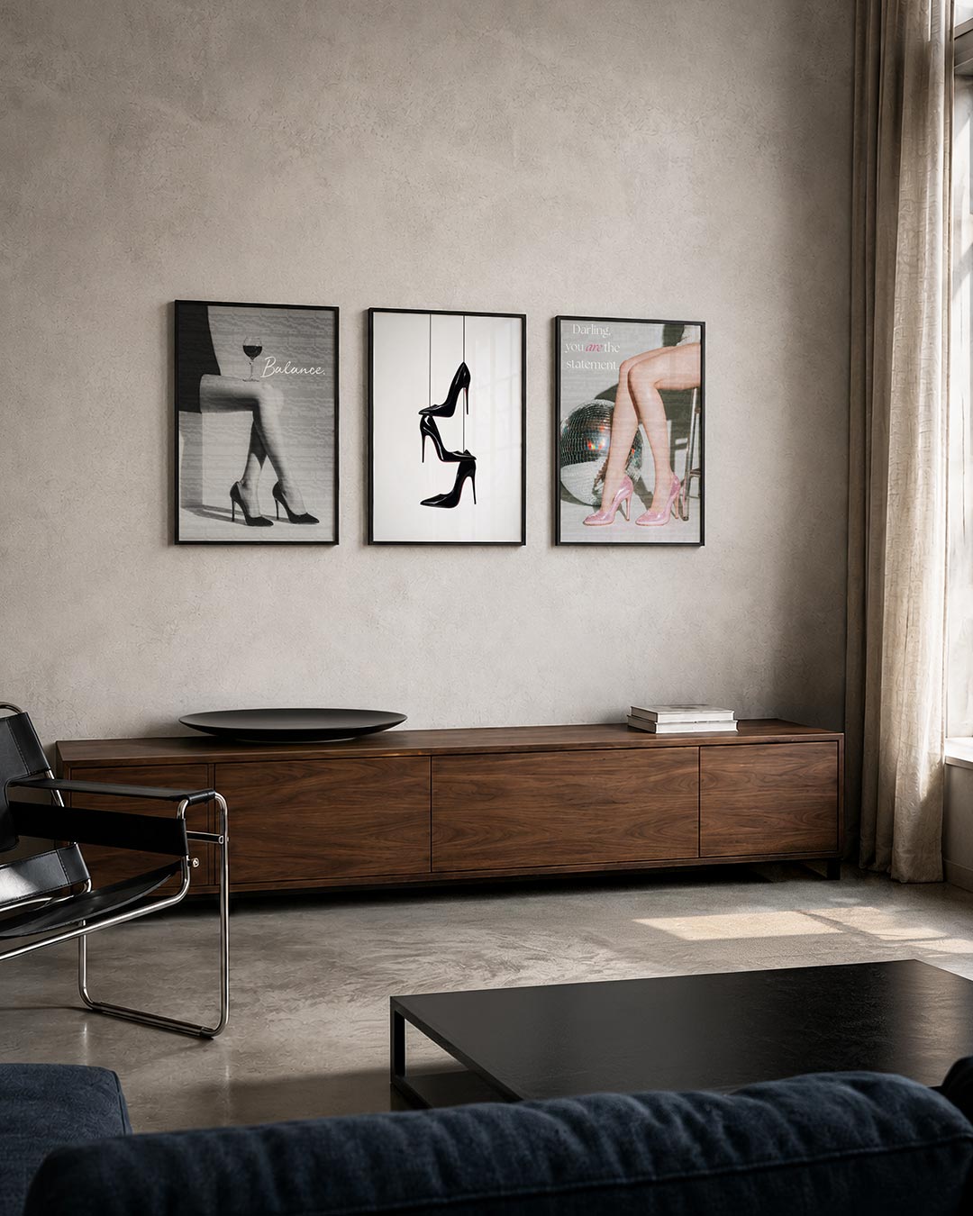 Elegante balans posterset – tweede productweergave – een glas wijn balanceert op gekruiste benen in hoge hakken