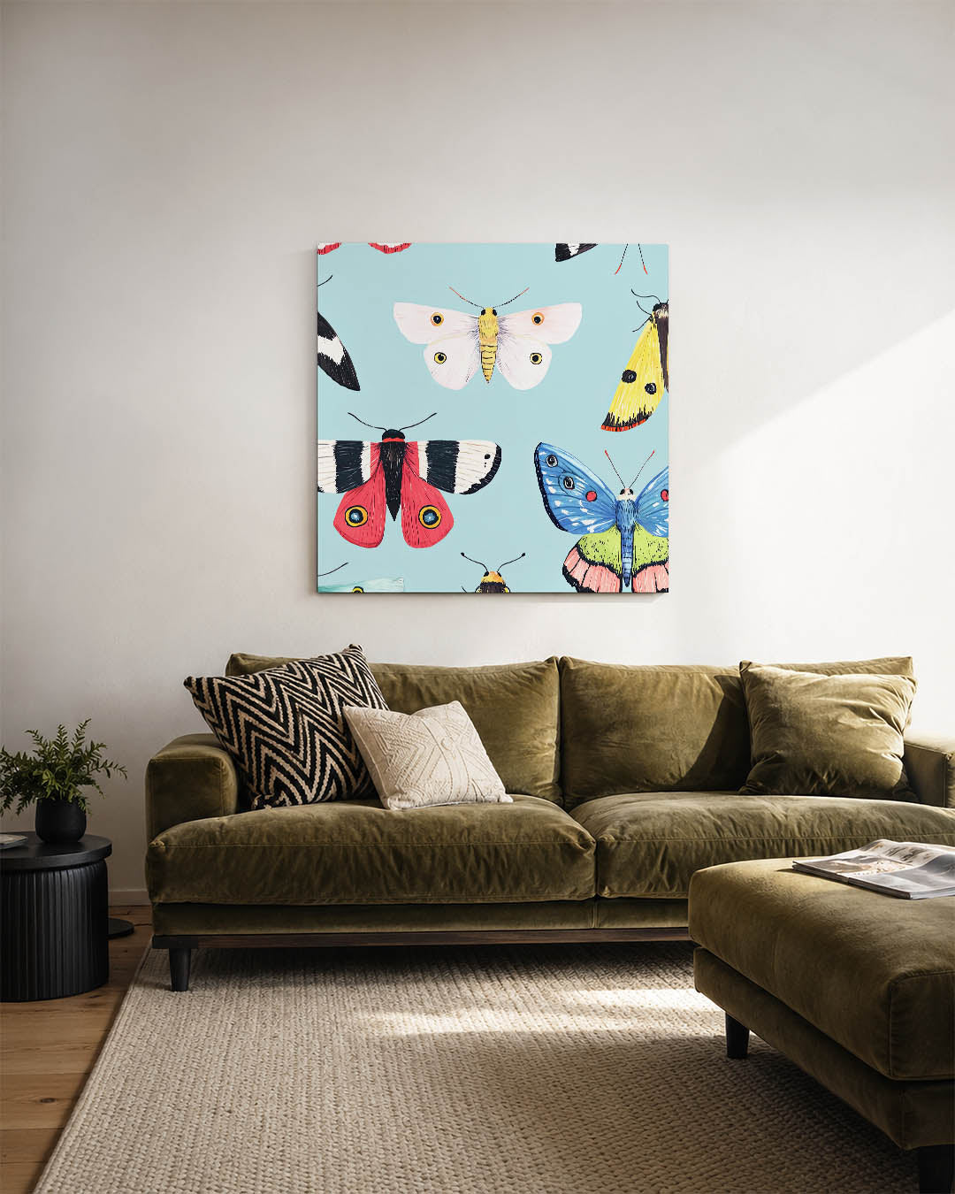 Vrolijke vlinders kunstwerk – sfeerbeeld – dit kunstwerk toont een verzameling kleurrijke vlinders tegen een blauwe