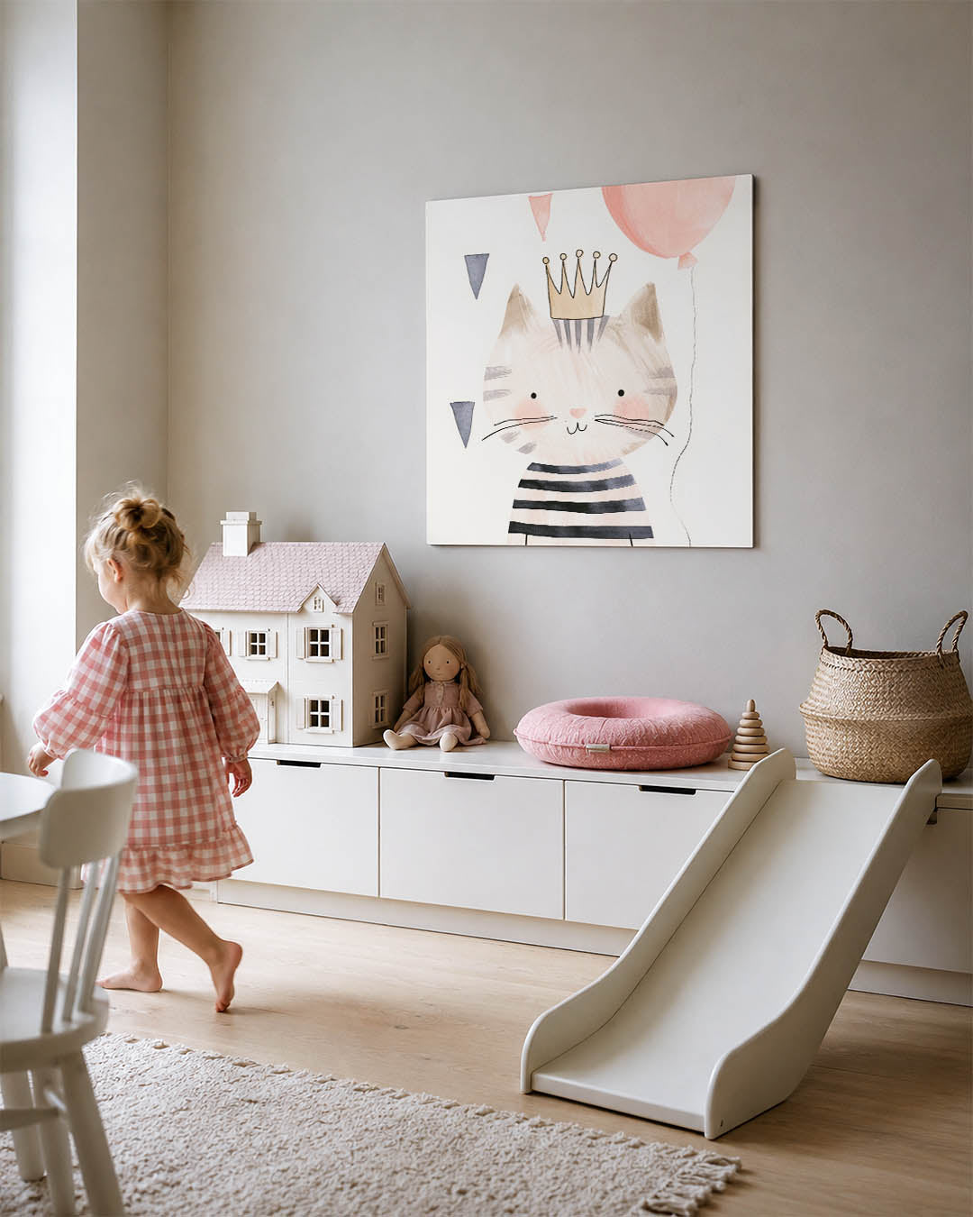 Speelse kat illustratie kunstwerk – tweede productweergave – dit werk toont een schattige kat met een kroon en ballon. De