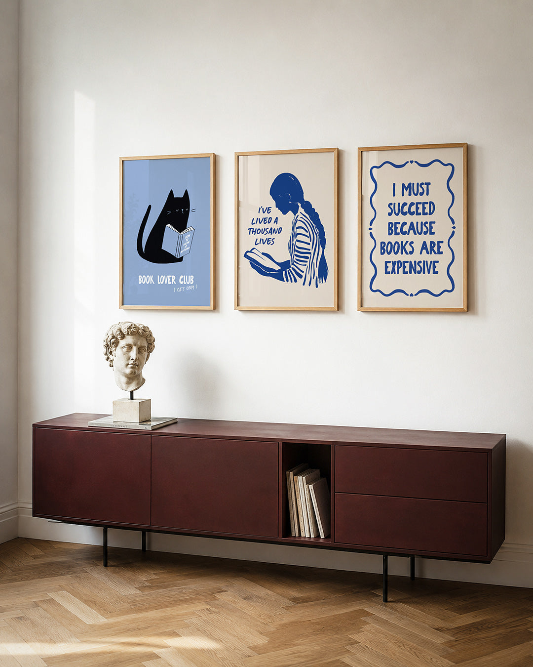 Katten en boeken posterset – tweede productweergave – een zwarte kat leest een boek op een zachte blauwe