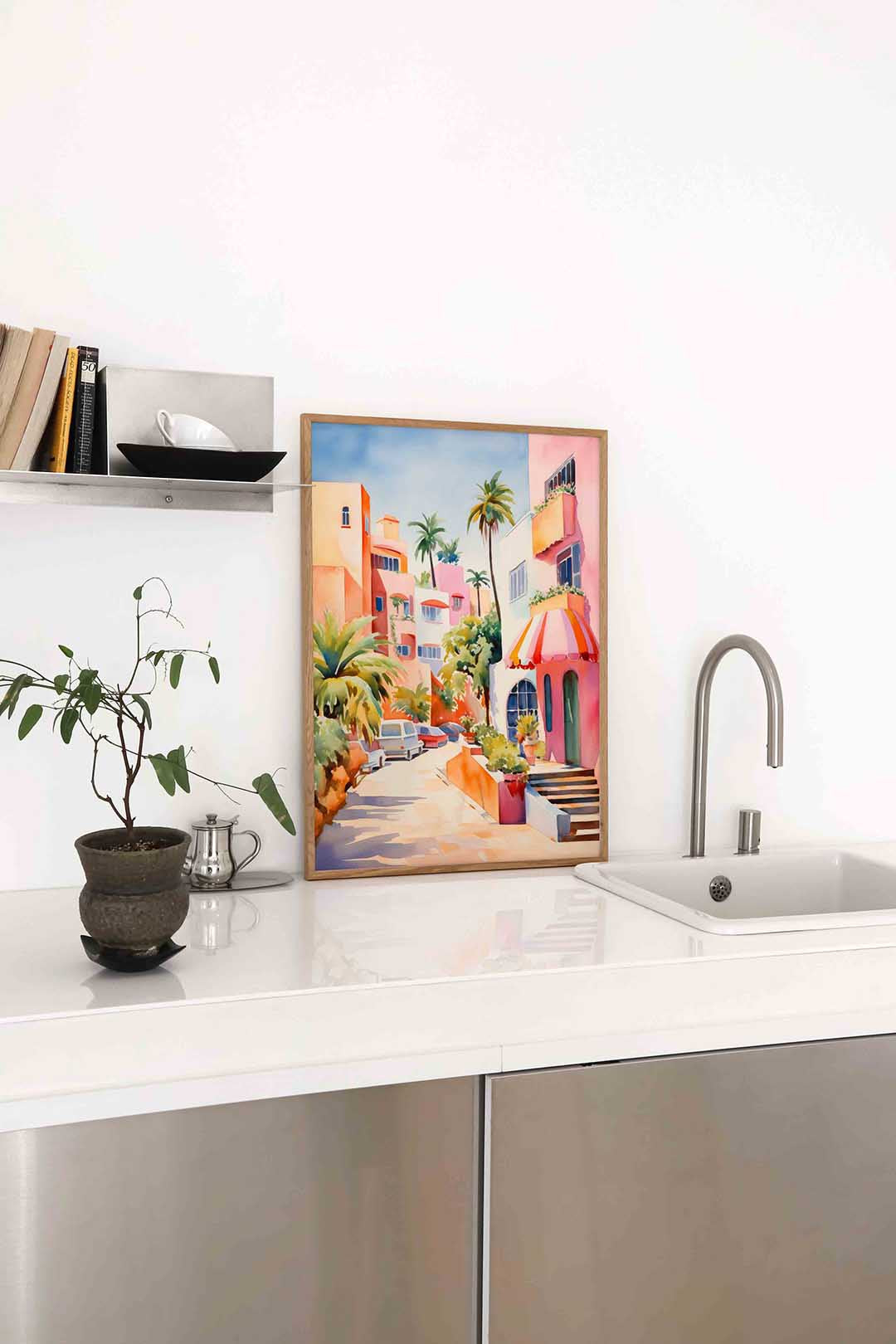 Zonnige straat met palmbomen – staande keuken wanddecoratie van WallArtistic