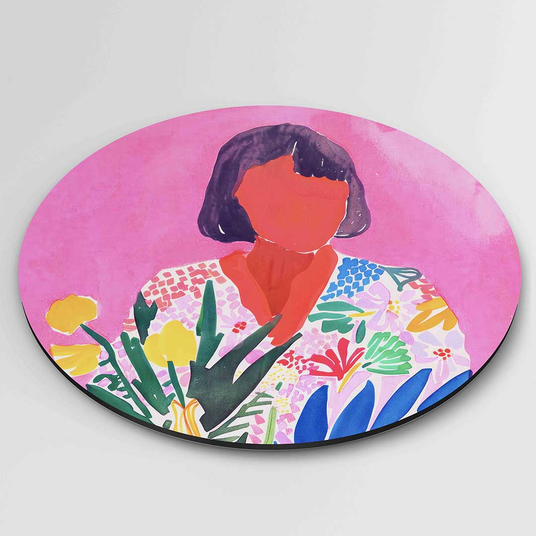 Vrouw met bloemen – ronde textuur wanddecoratie van WallArtistic
