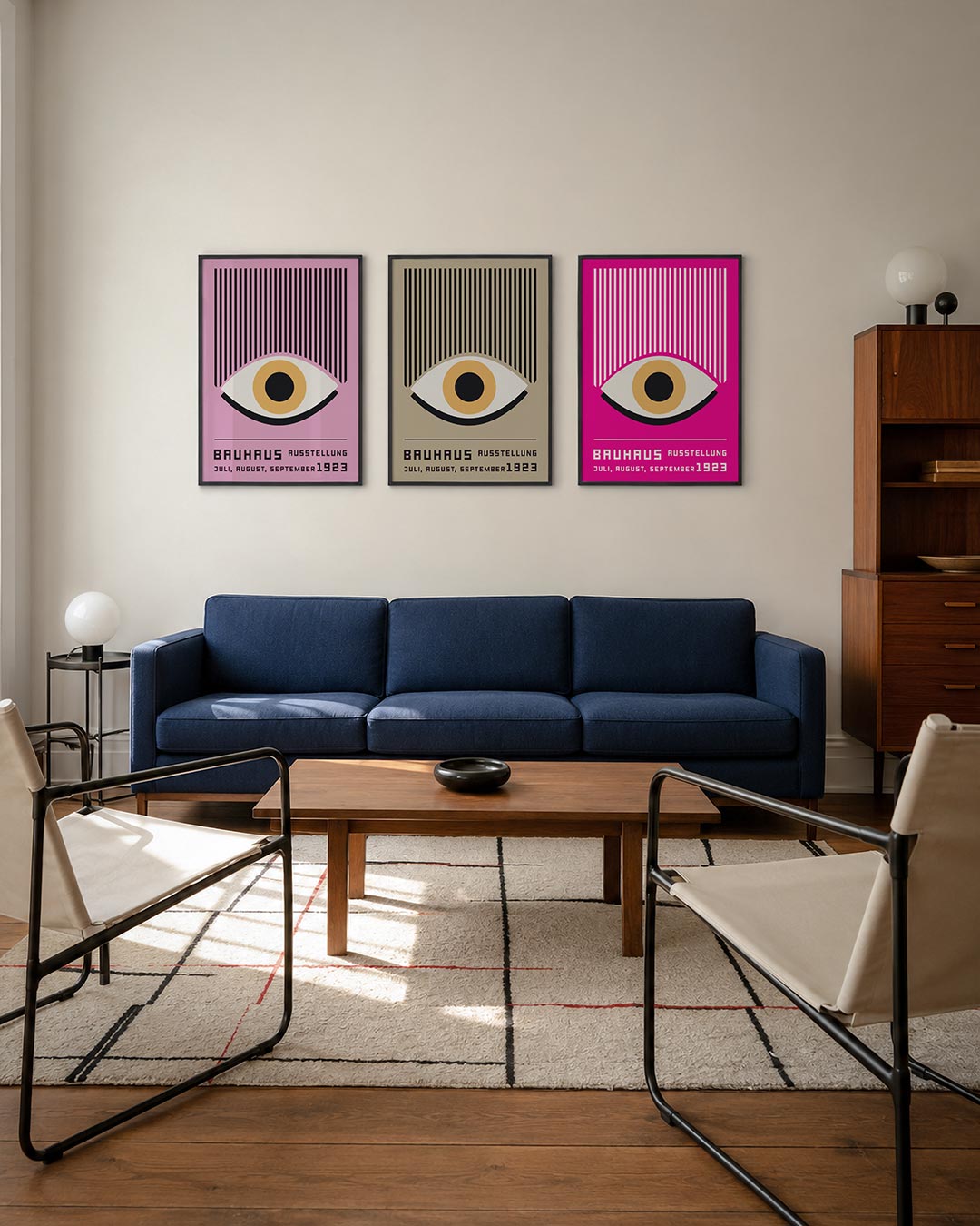 Oog en lijnen driedelige posterset – een roze achtergrond met een groot oog in het midden. Boven het oog zijn verticale