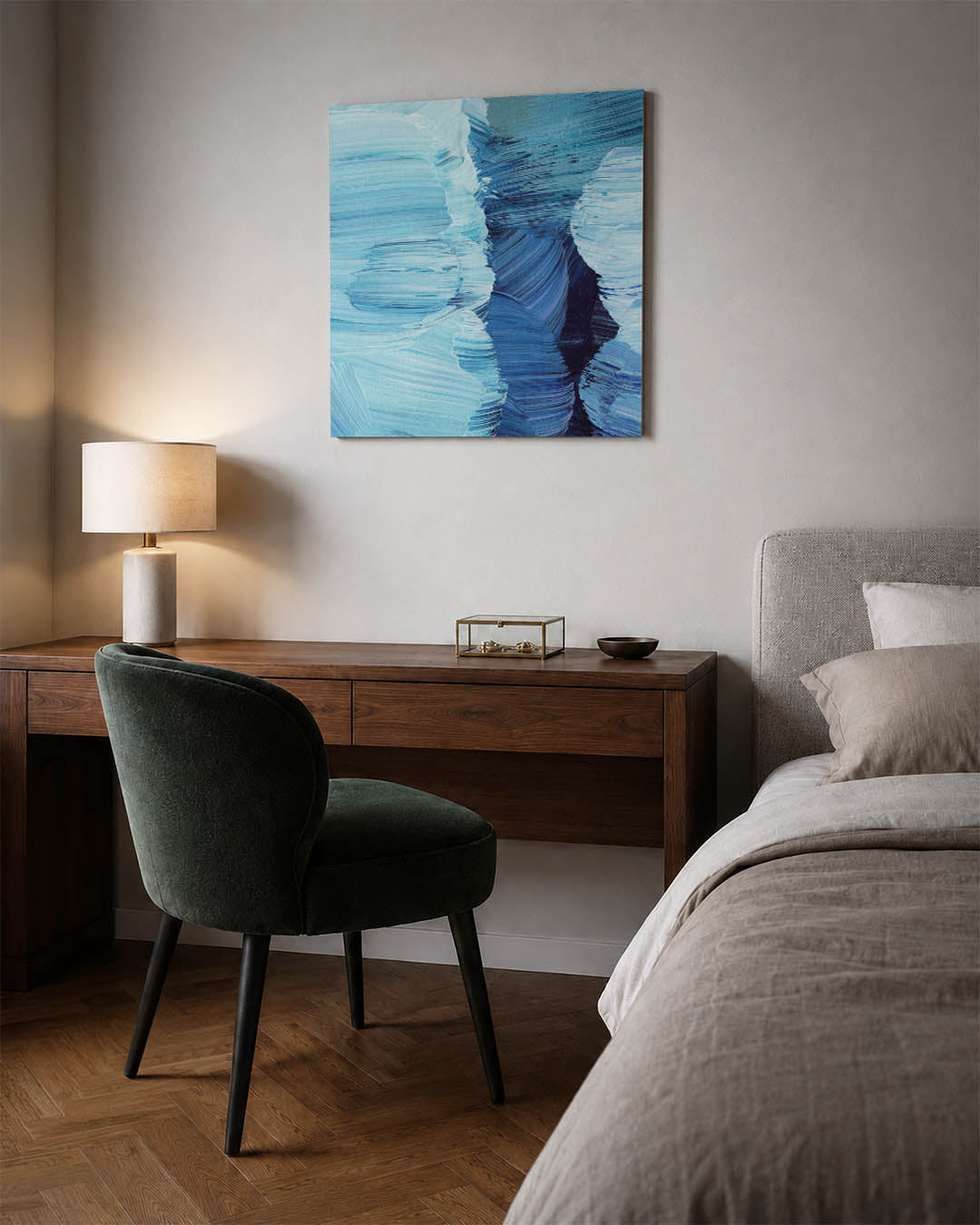 Dynamische blauwe borstels kunstwerk – materiaalweergave – dit werk toont vloeiende penseelstreken in diverse blauwtinten. De